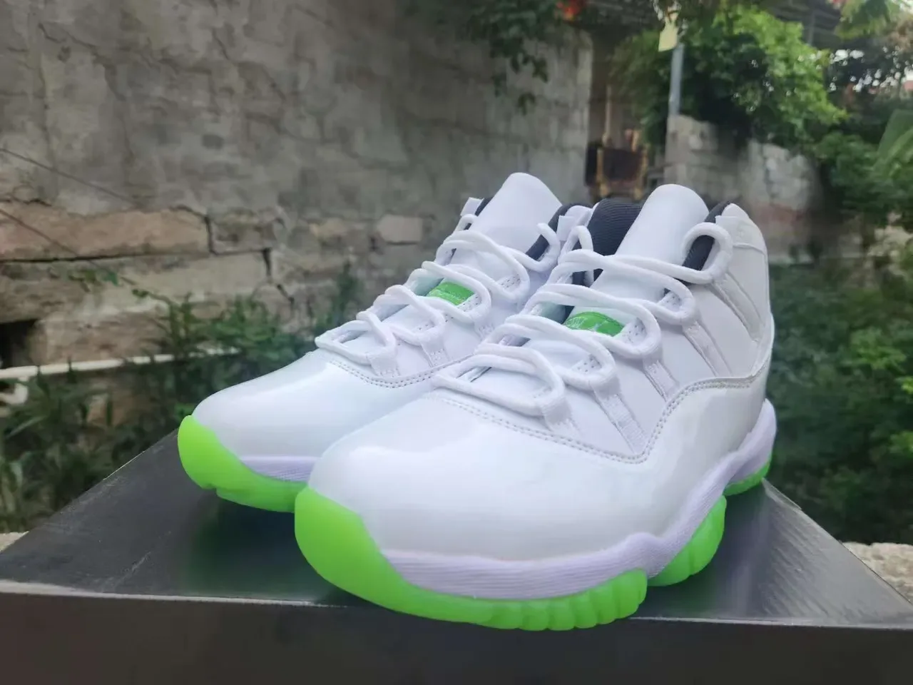Air Jordan 11 Branco e Verde Neón Tênis de Basquete 2