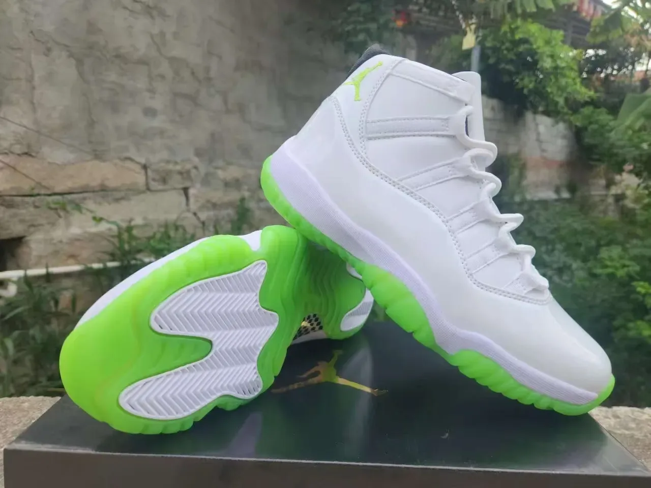 Air Jordan 11 Branco e Verde Neón Tênis de Basquete 3