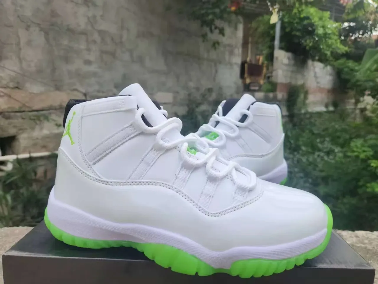 Air Jordan 11 Branco e Verde Neón Tênis de Basquete 4