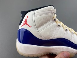 Chaussures de basketball Air Jordan 11 blanc et bleu royal 3