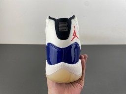 Chaussures de basketball Air Jordan 11 blanc et bleu royal 4