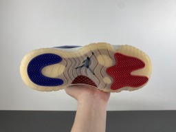 Chaussures de basketball Air Jordan 11 blanc et bleu royal 9