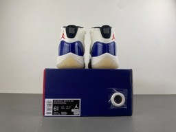 Chaussures de basketball Air Jordan 11 blanc et bleu royal 18