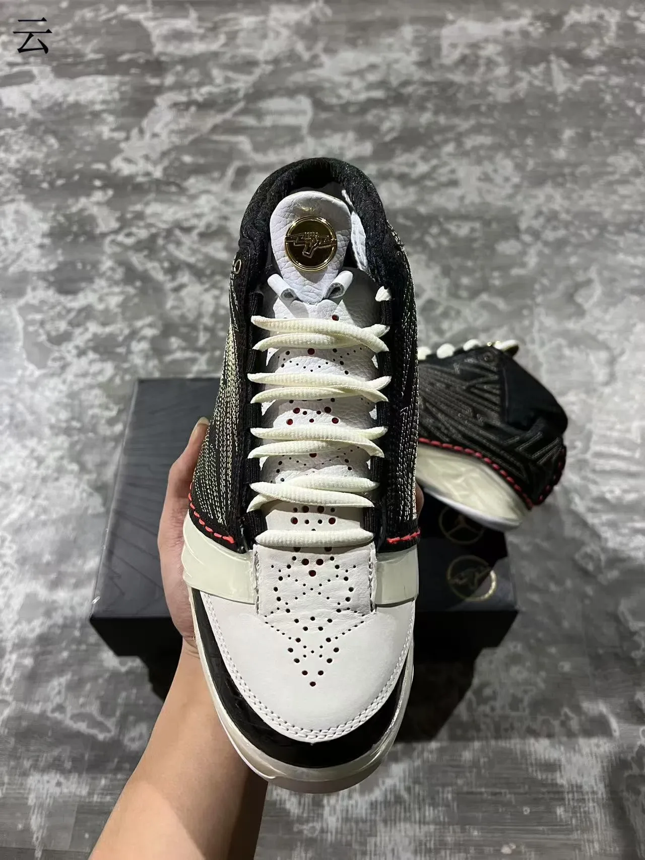 Air Jordan 12 Noir Rouge Couture Contraste Semelle Médiane Translucide Chaussures de Basketball 3