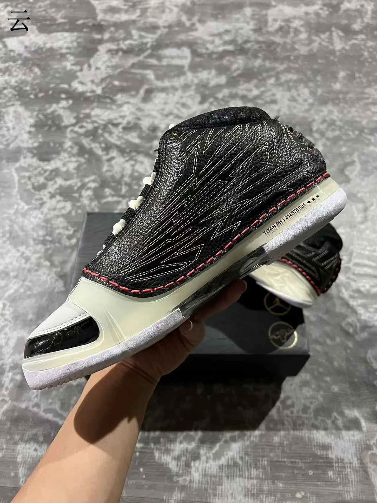 Air Jordan 12 Noir Rouge Couture Contraste Semelle Médiane Translucide Chaussures de Basketball 5