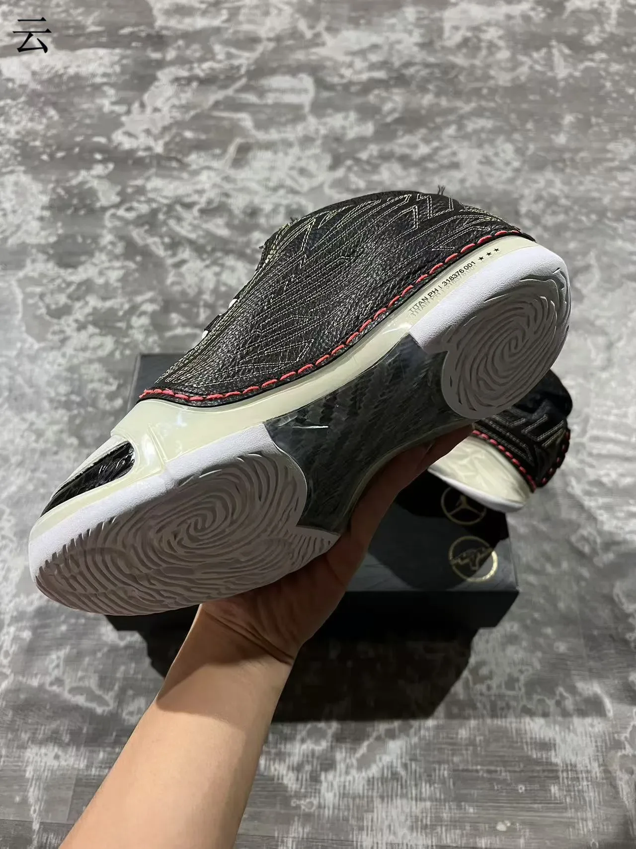 Air Jordan 12 Noir Rouge Couture Contraste Semelle Médiane Translucide Chaussures de Basketball 6