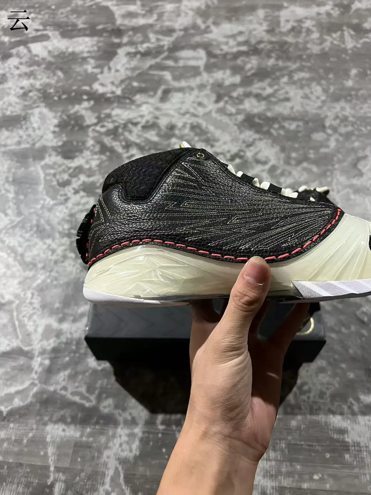 Air Jordan 12 Noir Rouge Couture Contraste Semelle Médiane Translucide Chaussures de Basketball 7