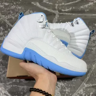 Air Jordan 12 白色和浅蓝色篮球鞋