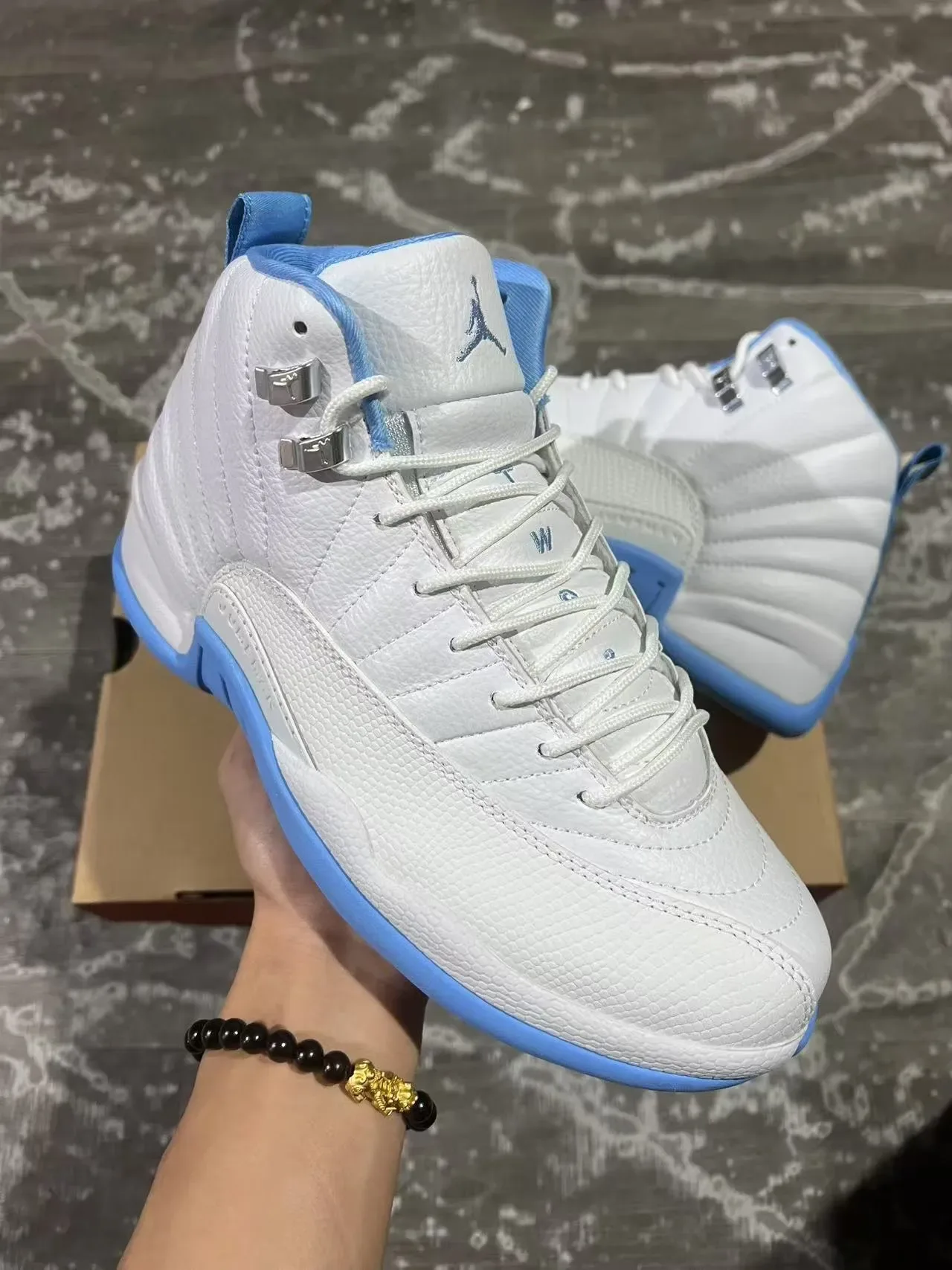 Air Jordan 12 Chaussures de basket blanc et bleu clair 2
