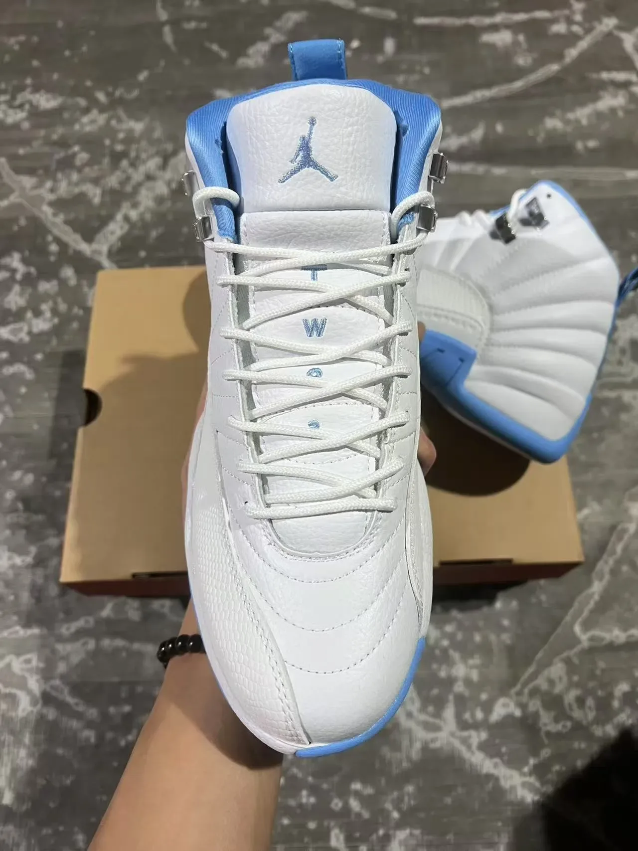 Air Jordan 12 Chaussures de basket blanc et bleu clair 3