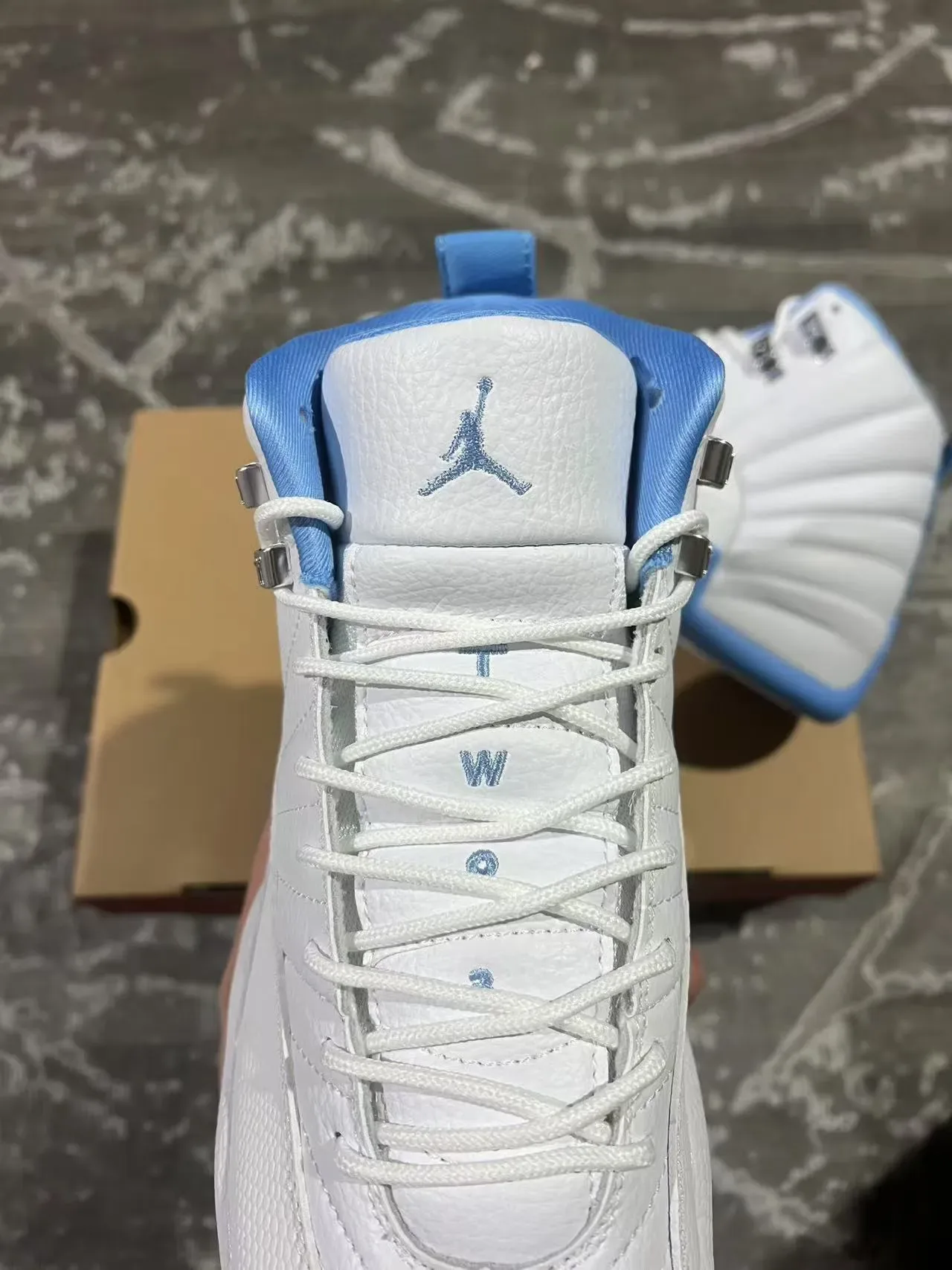Air Jordan 12 Chaussures de basket blanc et bleu clair 4