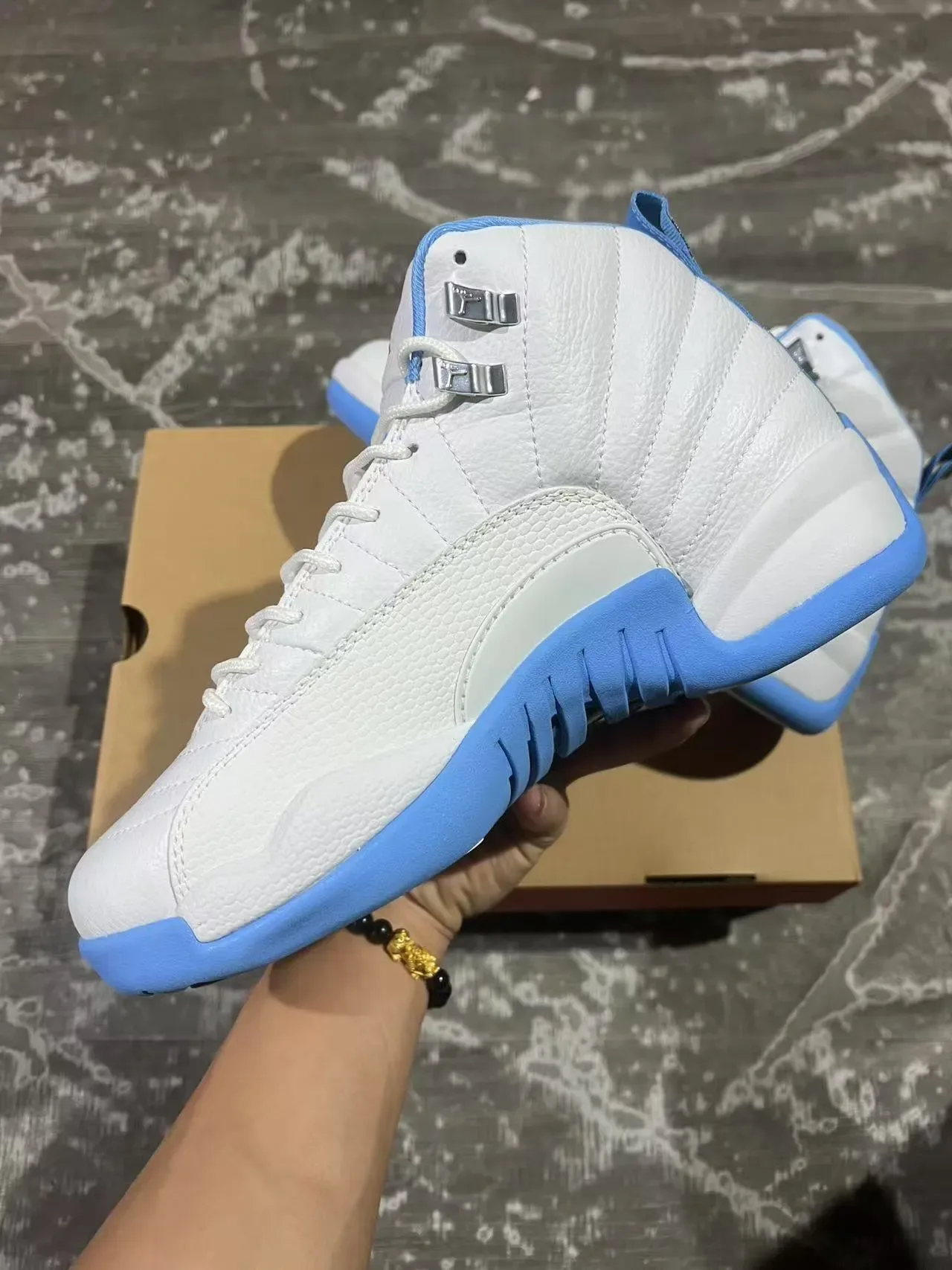 Air Jordan 12 Chaussures de basket blanc et bleu clair 5