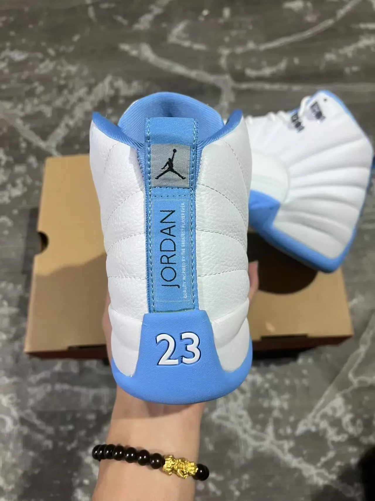 Air Jordan 12 Chaussures de basket blanc et bleu clair 8
