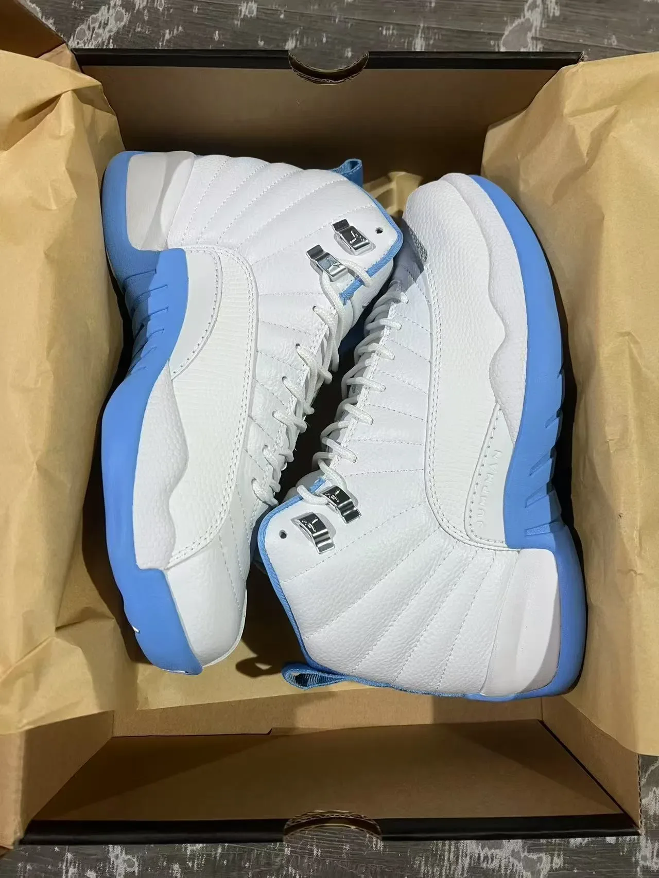 Air Jordan 12 Chaussures de basket blanc et bleu clair 9