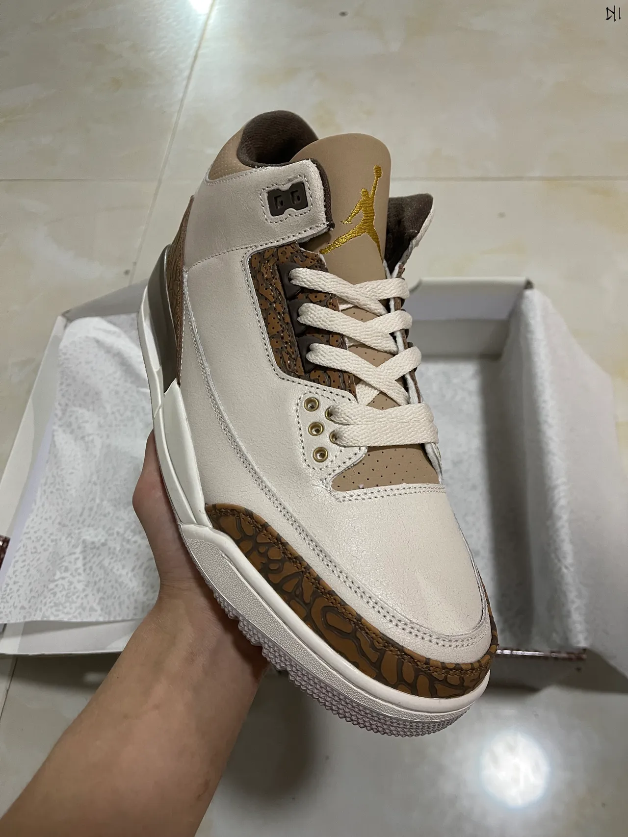Zapatillas de baloncesto Air Jordan 3 Elephant Print blanco roto y marrón 2