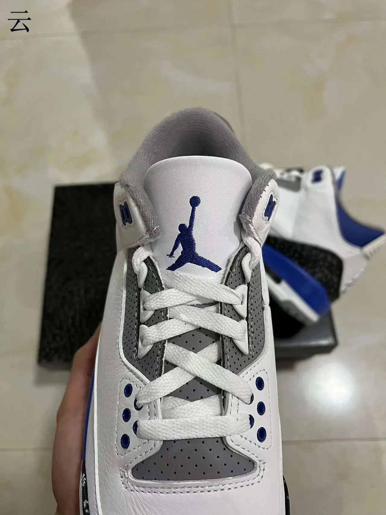 Chaussures de basketball Air Jordan 3 blanc et bleu roi à imprimé éléphant 4
