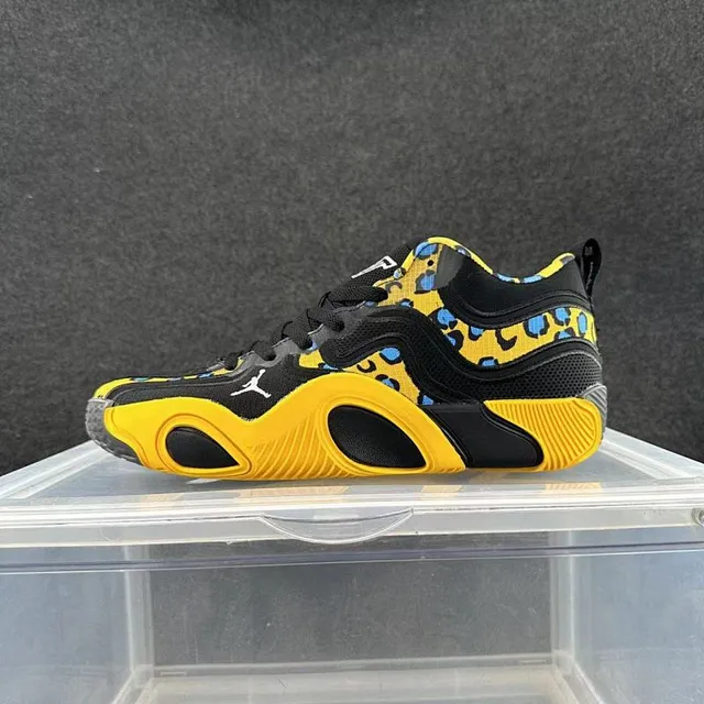 Tênis de basquete Air Jordan 37 com estampa de leopardo preto e amarelo 2