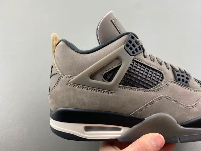 Chaussures de basketball Air Jordan 4 en daim taupe 3