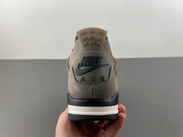 Chaussures de basketball Air Jordan 4 en daim taupe 4