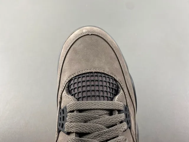 Chaussures de basketball Air Jordan 4 en daim taupe 5