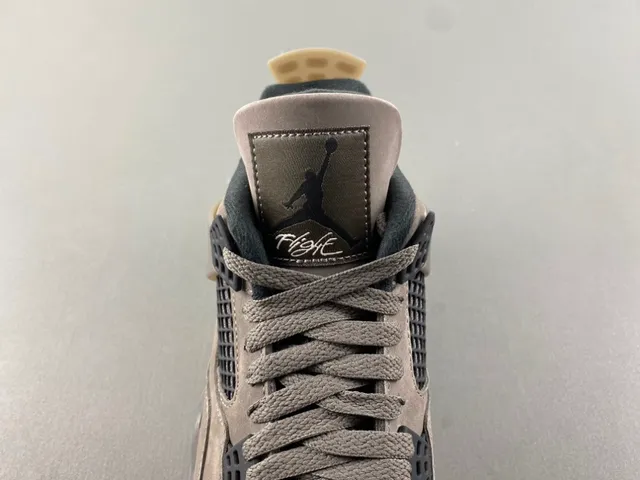 Chaussures de basketball Air Jordan 4 en daim taupe 6