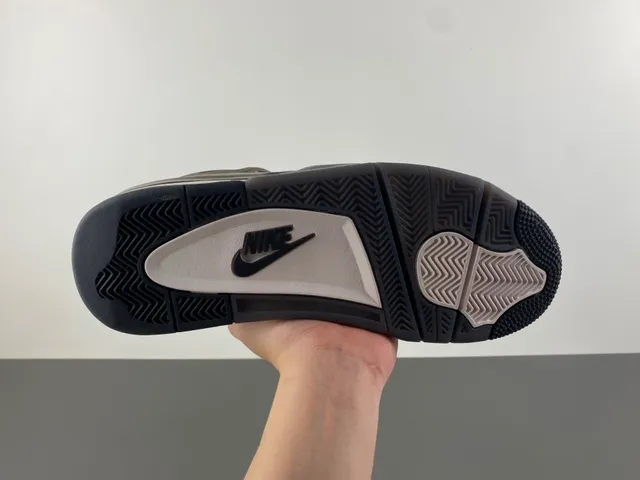 Chaussures de basketball Air Jordan 4 en daim taupe 9