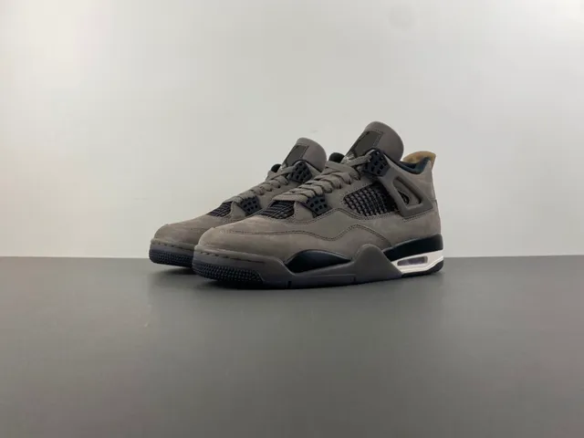 Chaussures de basketball Air Jordan 4 en daim taupe 10