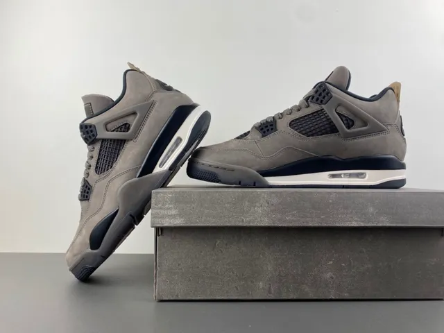 Chaussures de basketball Air Jordan 4 en daim taupe 14