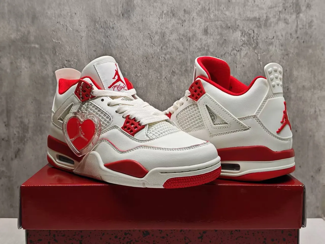 Tênis de basquete Air Jordan 4 branco e vermelho com pingente de coração 2