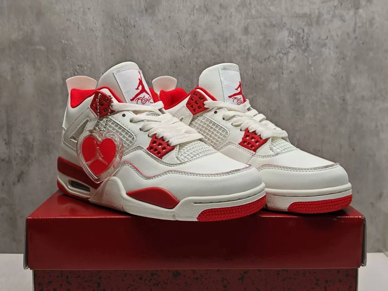 Tênis de basquete Air Jordan 4 branco e vermelho com pingente de coração 3