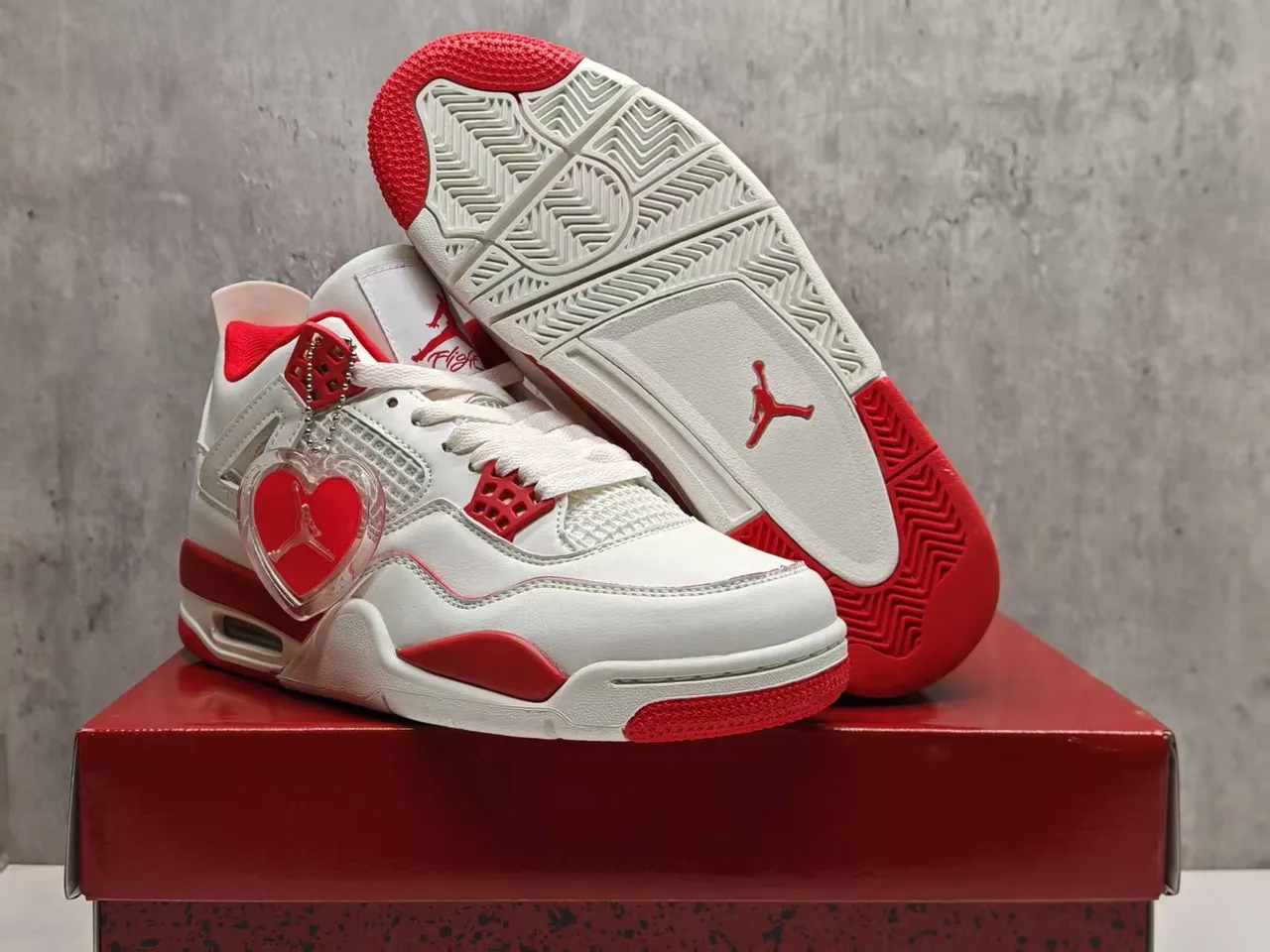 Tênis de basquete Air Jordan 4 branco e vermelho com pingente de coração 4