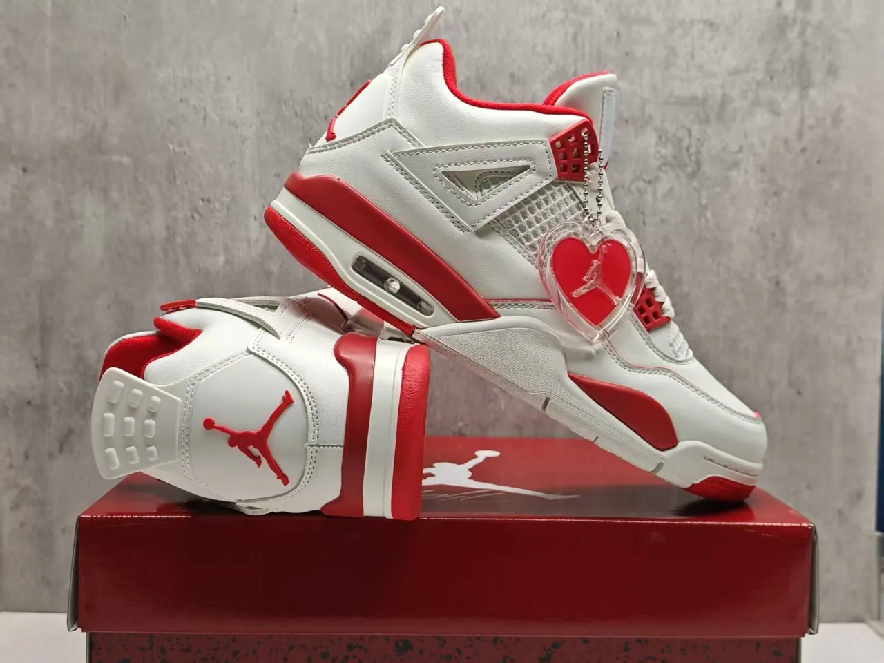 Tênis de basquete Air Jordan 4 branco e vermelho com pingente de coração 5