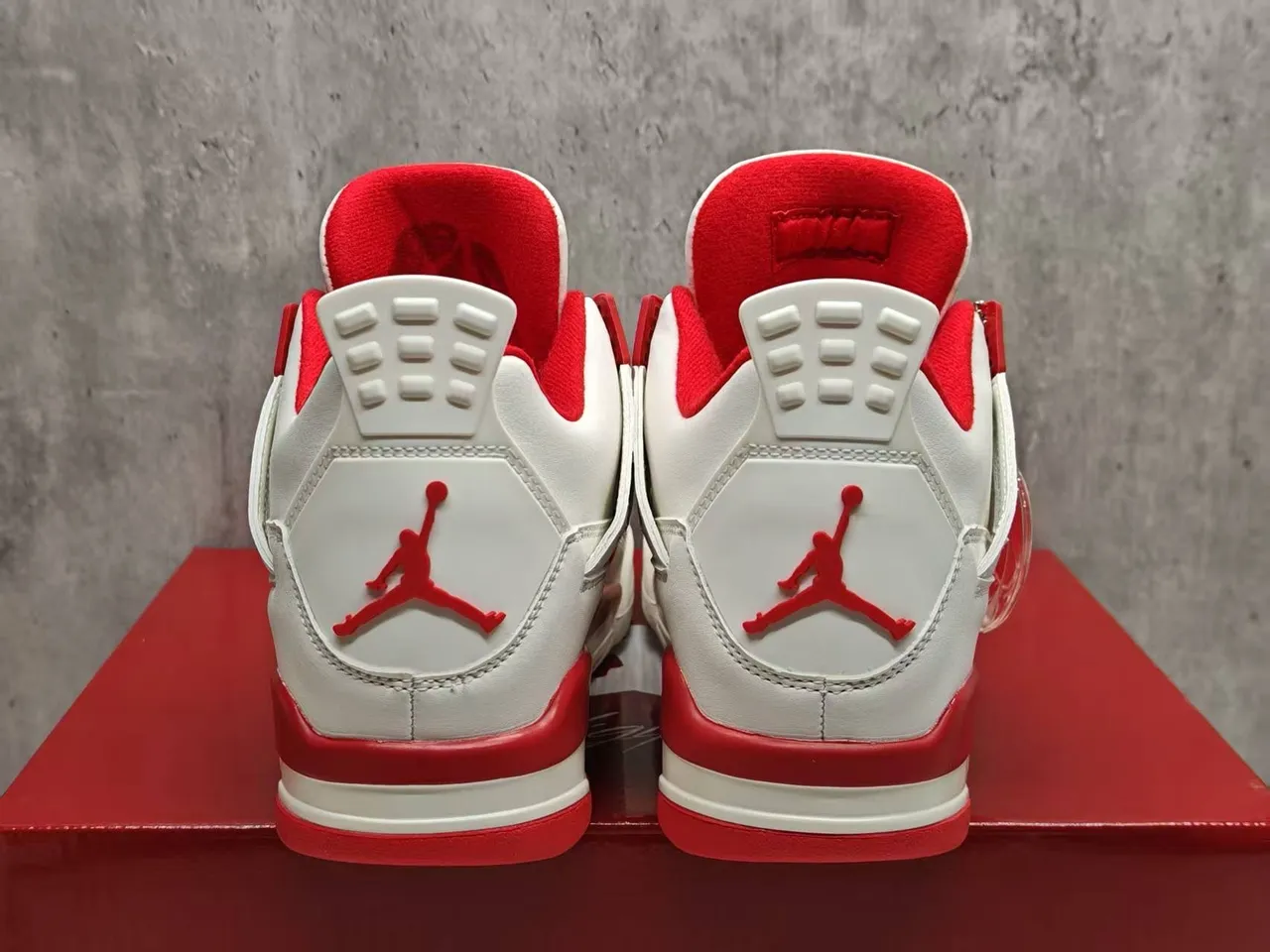 Tênis de basquete Air Jordan 4 branco e vermelho com pingente de coração 6
