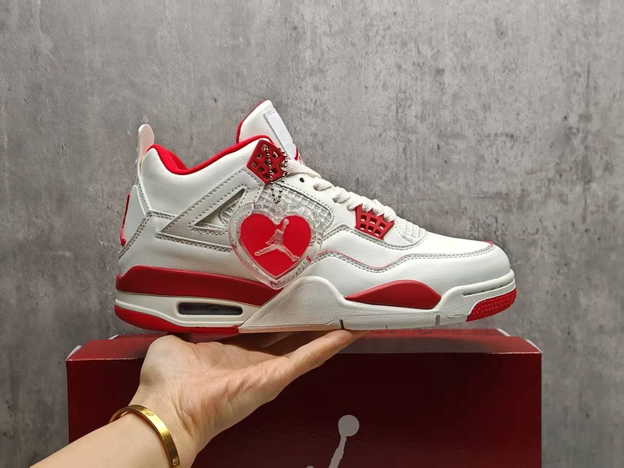 Tênis de basquete Air Jordan 4 branco e vermelho com pingente de coração 7