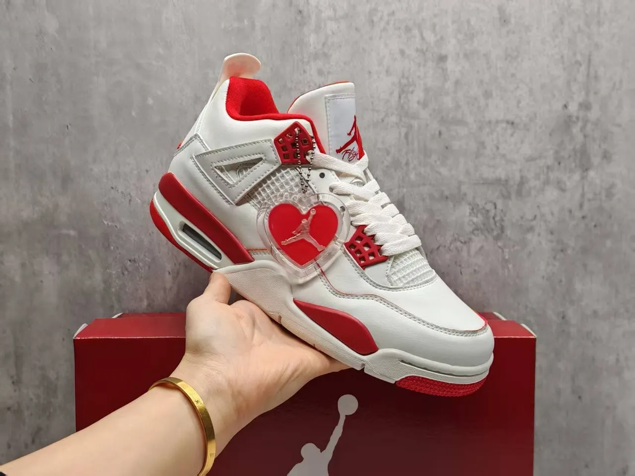Tênis de basquete Air Jordan 4 branco e vermelho com pingente de coração 8