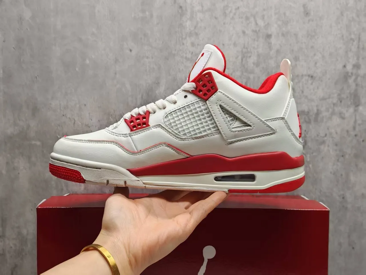 Tênis de basquete Air Jordan 4 branco e vermelho com pingente de coração 9