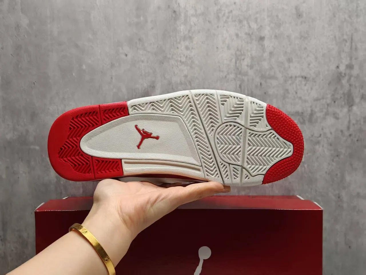 Tênis de basquete Air Jordan 4 branco e vermelho com pingente de coração 10
