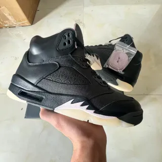 Air Jordan 5 黑白配色高帮皮革与织物鞋面篮球鞋
