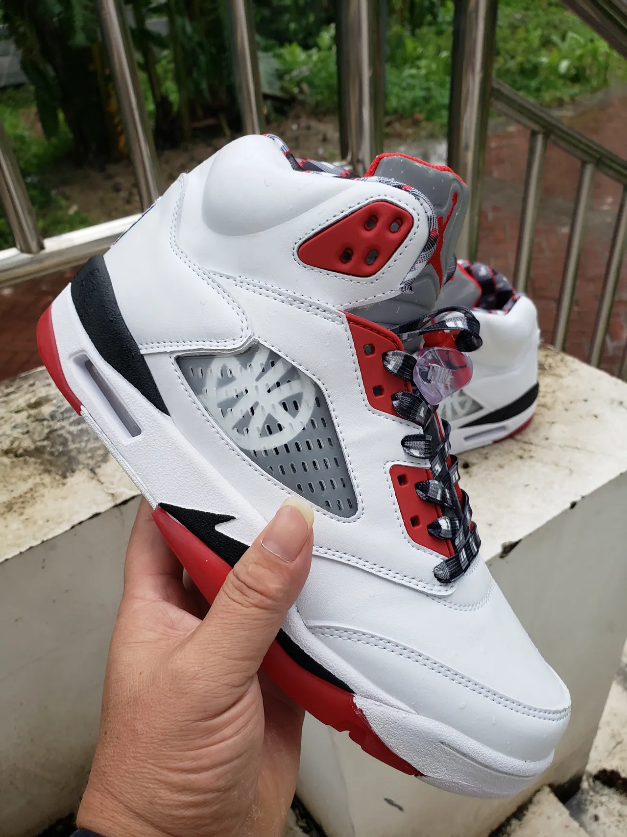 Chaussures de basketball Air Jordan 5 blanc rouge noir 2