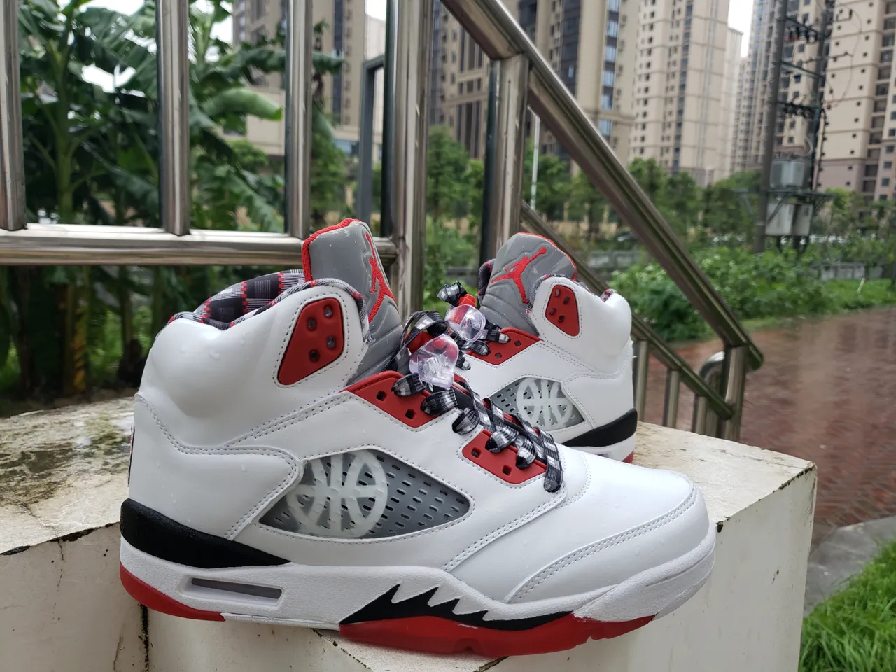 Chaussures de basketball Air Jordan 5 blanc rouge noir 3