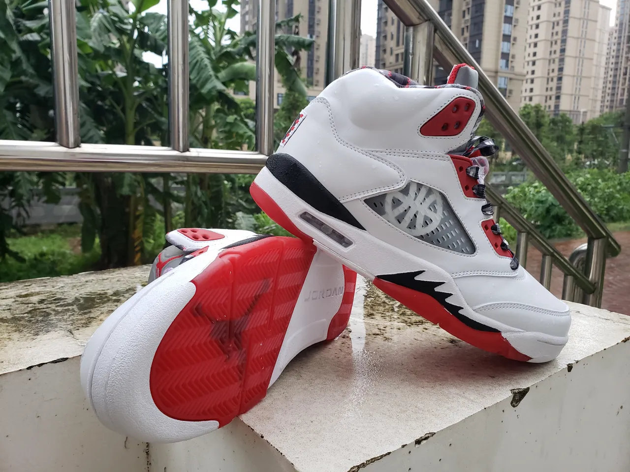 Chaussures de basketball Air Jordan 5 blanc rouge noir 4