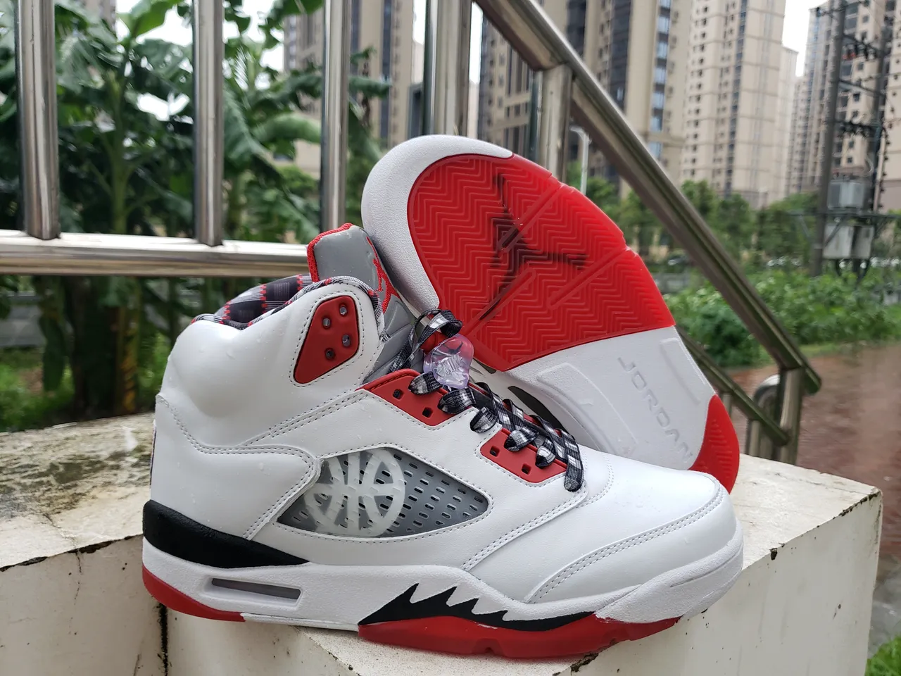 Chaussures de basketball Air Jordan 5 blanc rouge noir 6