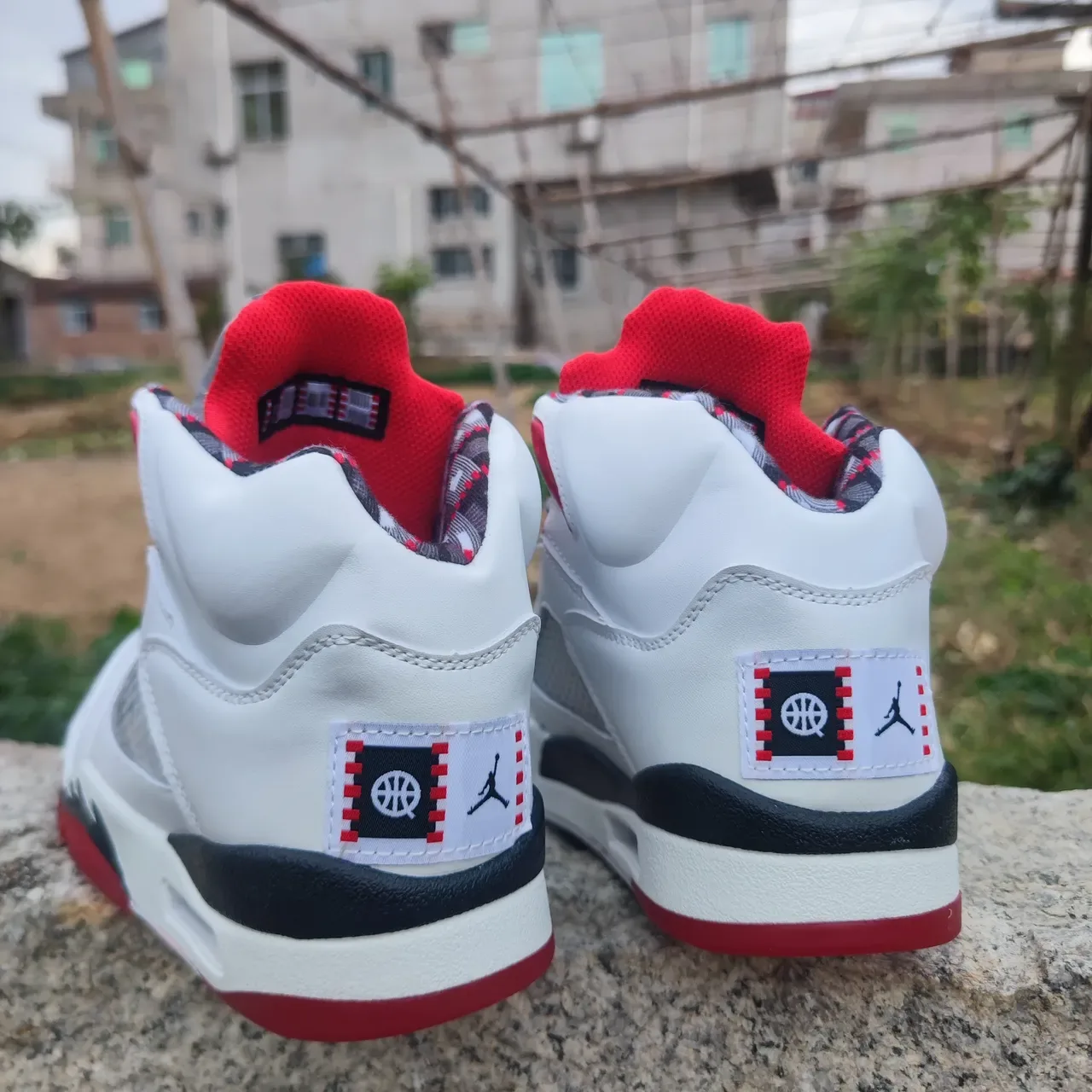 Air Jordan 5 Tênis de Basquete Branco Vermelho Cinza 3