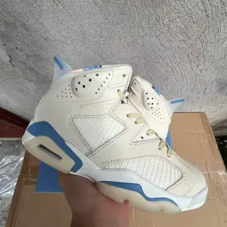 Air Jordan 6 Off-White 和 Light Blue 篮球鞋