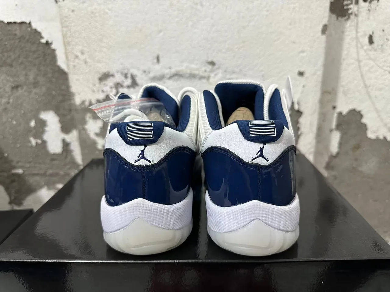 Chaussures de basketball montantes en cuir verni Air Jordan AJ-11 bleu marine et blanc 2