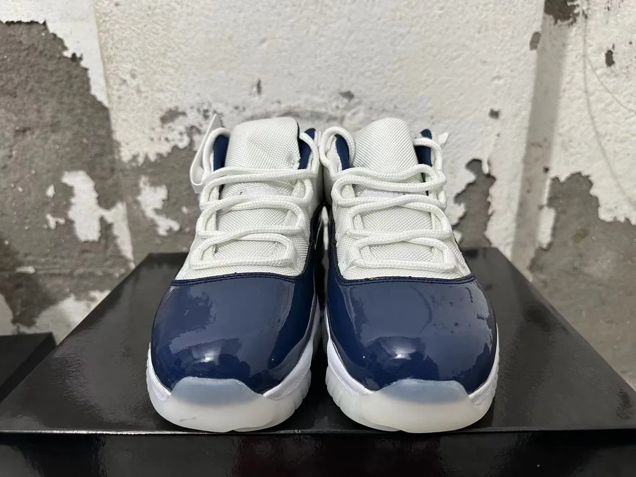 Chaussures de basketball montantes en cuir verni Air Jordan AJ-11 bleu marine et blanc 3
