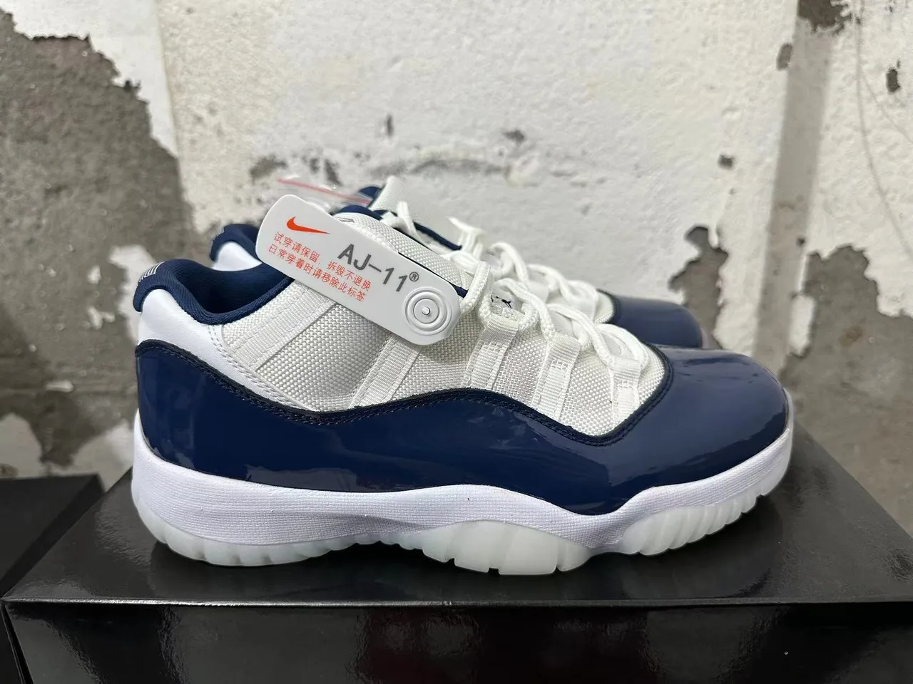Chaussures de basketball montantes en cuir verni Air Jordan AJ-11 bleu marine et blanc 4
