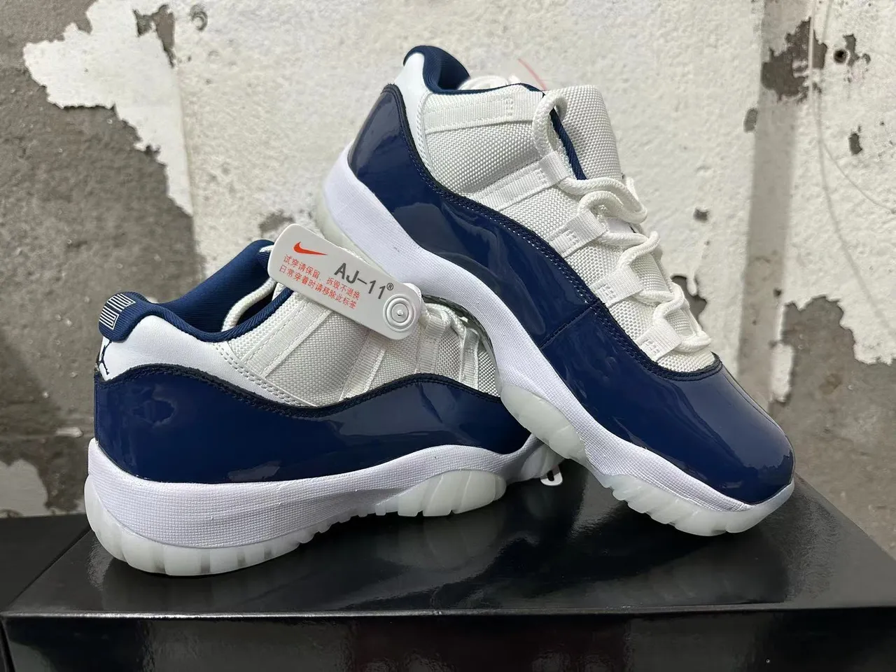Chaussures de basketball montantes en cuir verni Air Jordan AJ-11 bleu marine et blanc 5