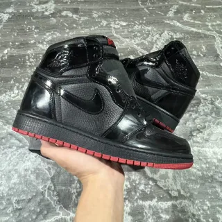 Air Jordan 黑红高帮漆皮覆面篮球鞋