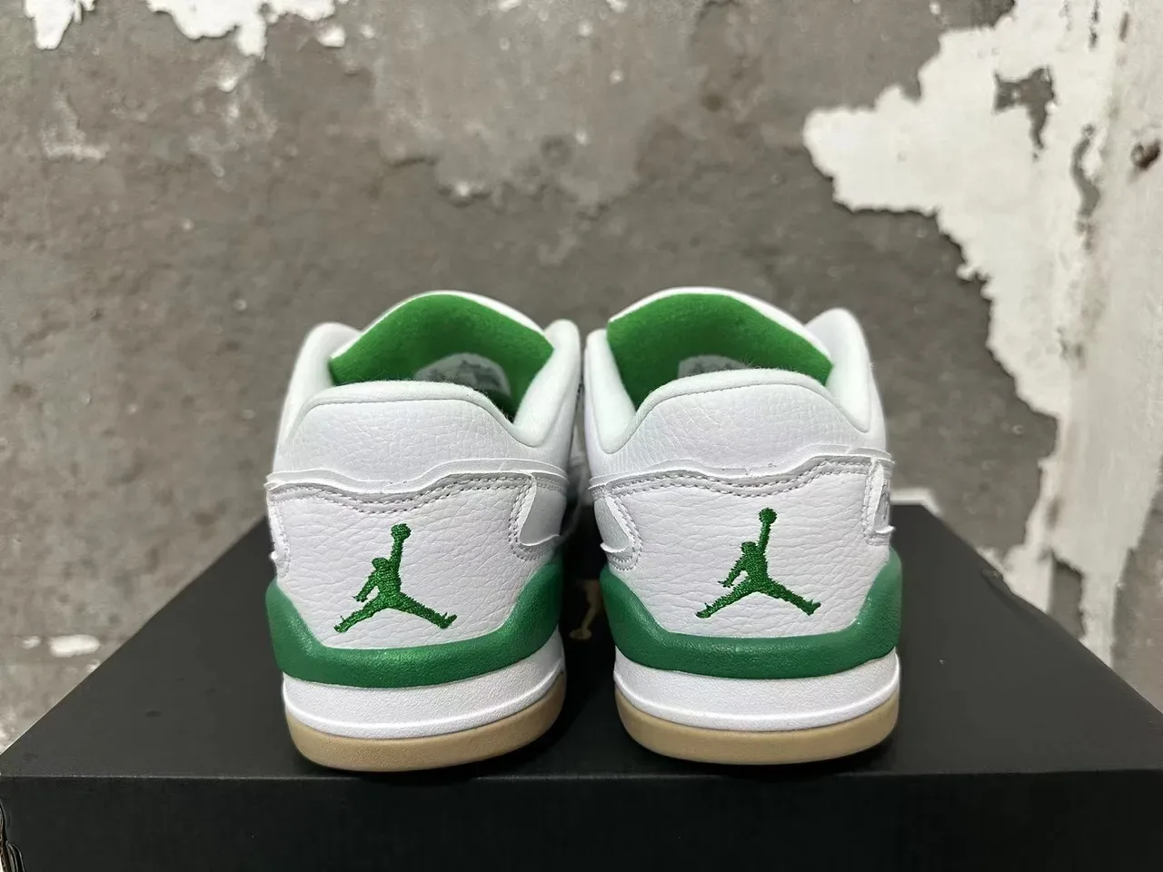 Zapatillas lifestyle Air Jordan Flight blanco y verde con suela de goma 3
